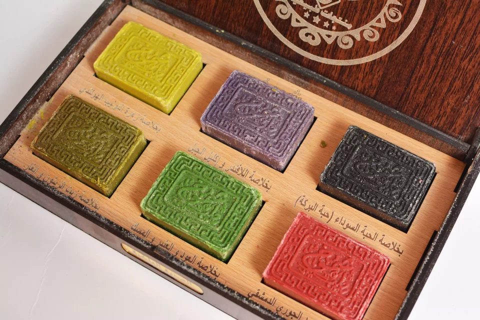 Aleppo Gift set consisting of 6 Laurel soap is natural in a wonderful wooden box