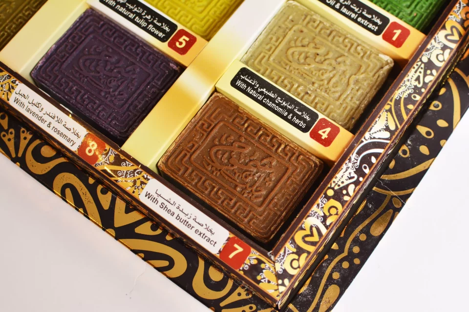 Aleppo Gift set consisting of 9 Laurel soap is natural in a wonderful Carton box