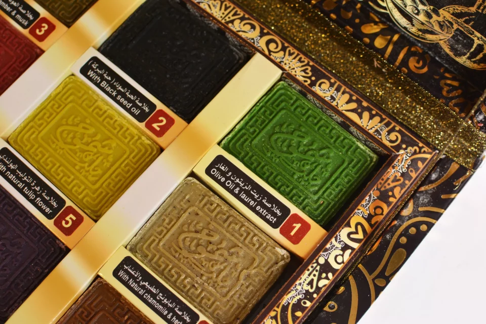 Aleppo Gift set consisting of 9 Laurel soap is natural in a wonderful Carton box