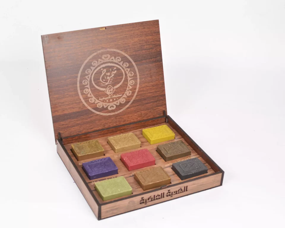 Aleppo Gift set consisting of 9 Laurel soap is natural in a wonderful wooden box