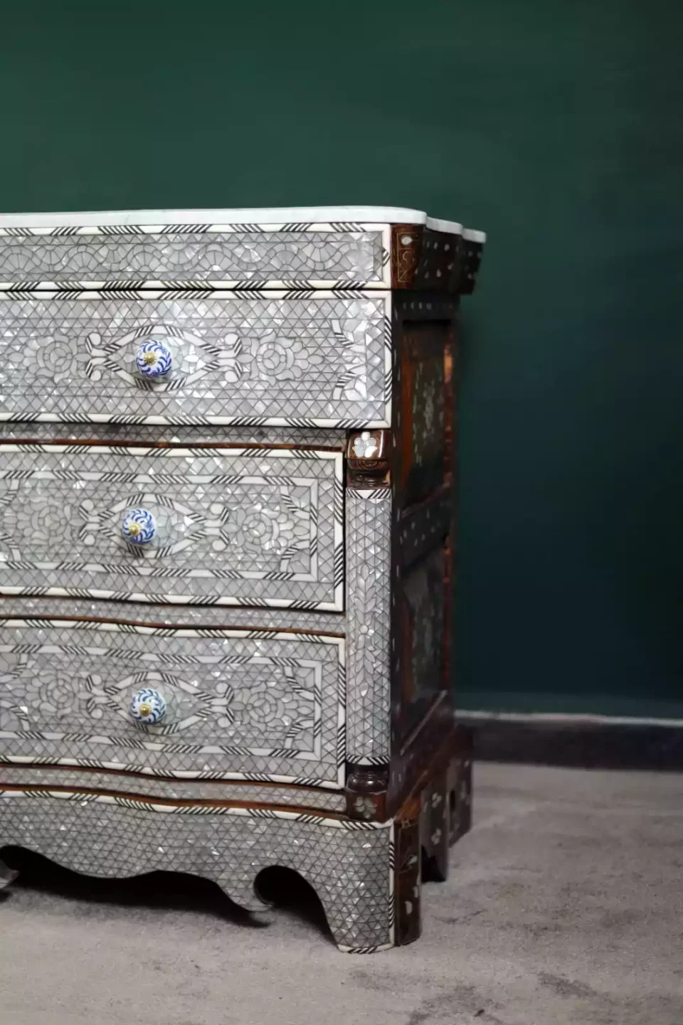 Mirror and console set inlaid with mother-of-pearl from the Taj Collection