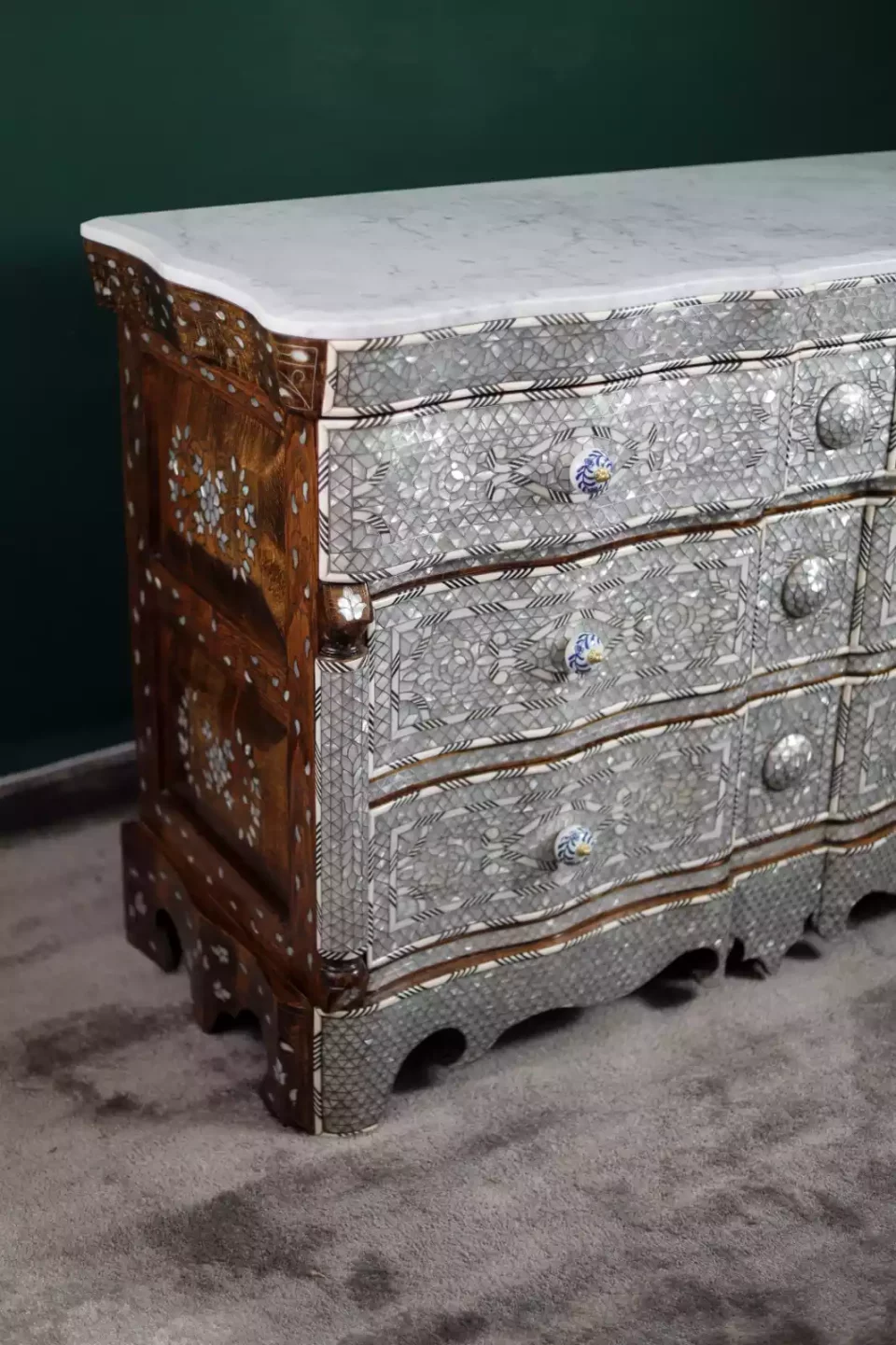 Mirror and console set inlaid with mother-of-pearl from the Taj Collection