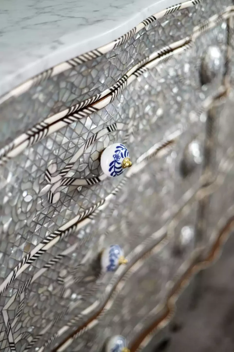 Mirror and console set inlaid with mother-of-pearl from the Taj Collection