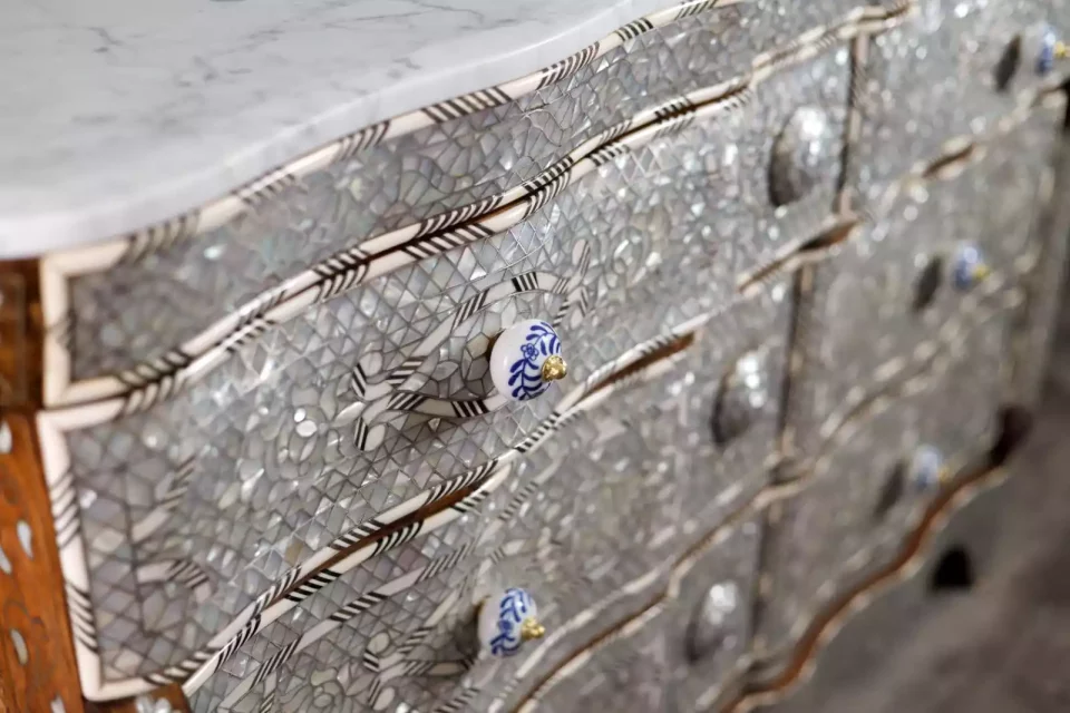 Mirror and console set inlaid with mother-of-pearl from the Taj Collection