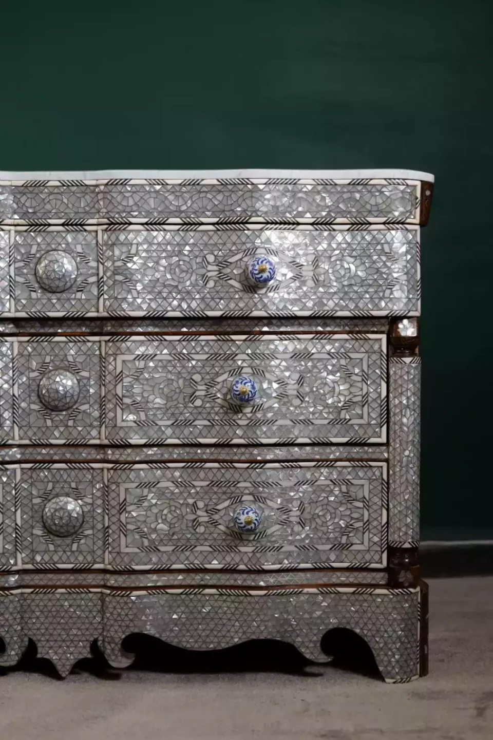 Mirror and console set inlaid with mother-of-pearl from the Taj Collection