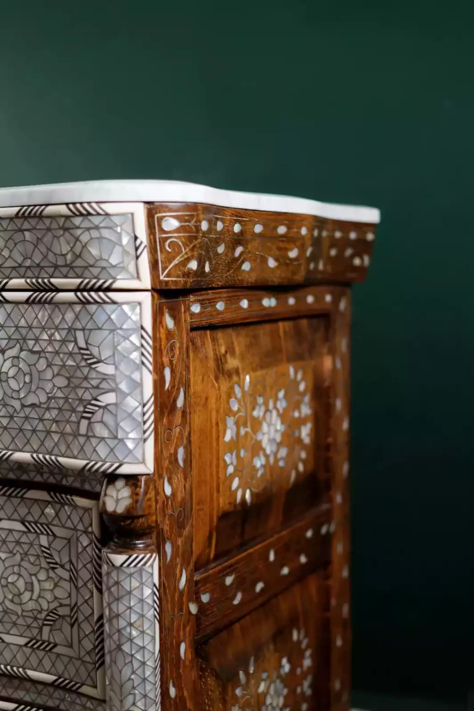 Mirror and console set inlaid with mother-of-pearl from the Taj Collection