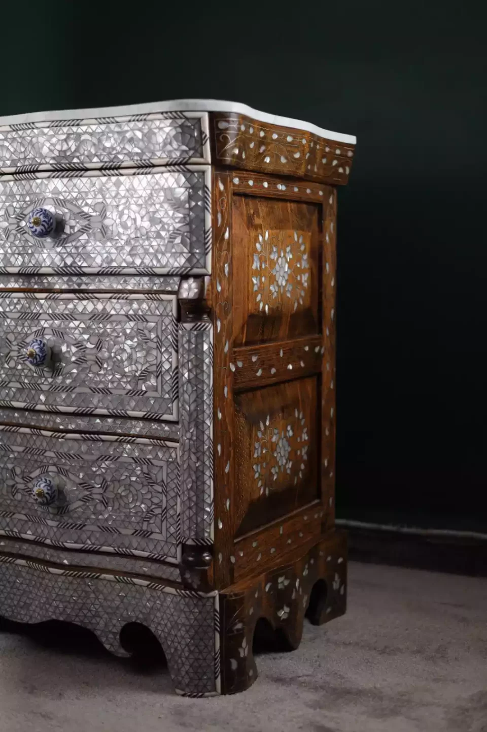 Mirror and console set inlaid with mother-of-pearl from the Taj Collection