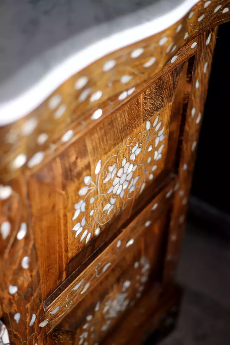 Mirror and console set inlaid with mother-of-pearl from the Taj Collection