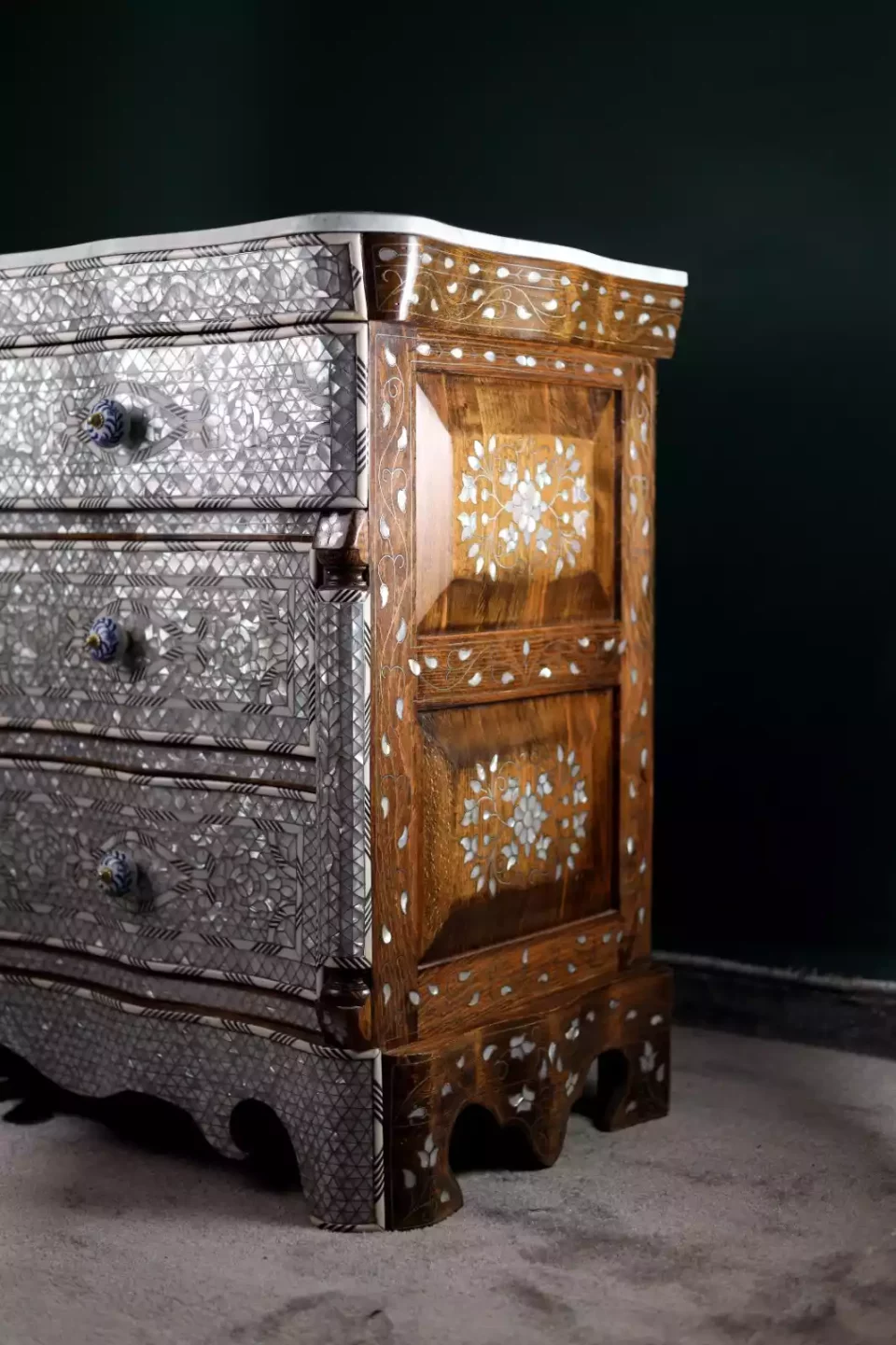 Mirror and console set inlaid with mother-of-pearl from the Taj Collection