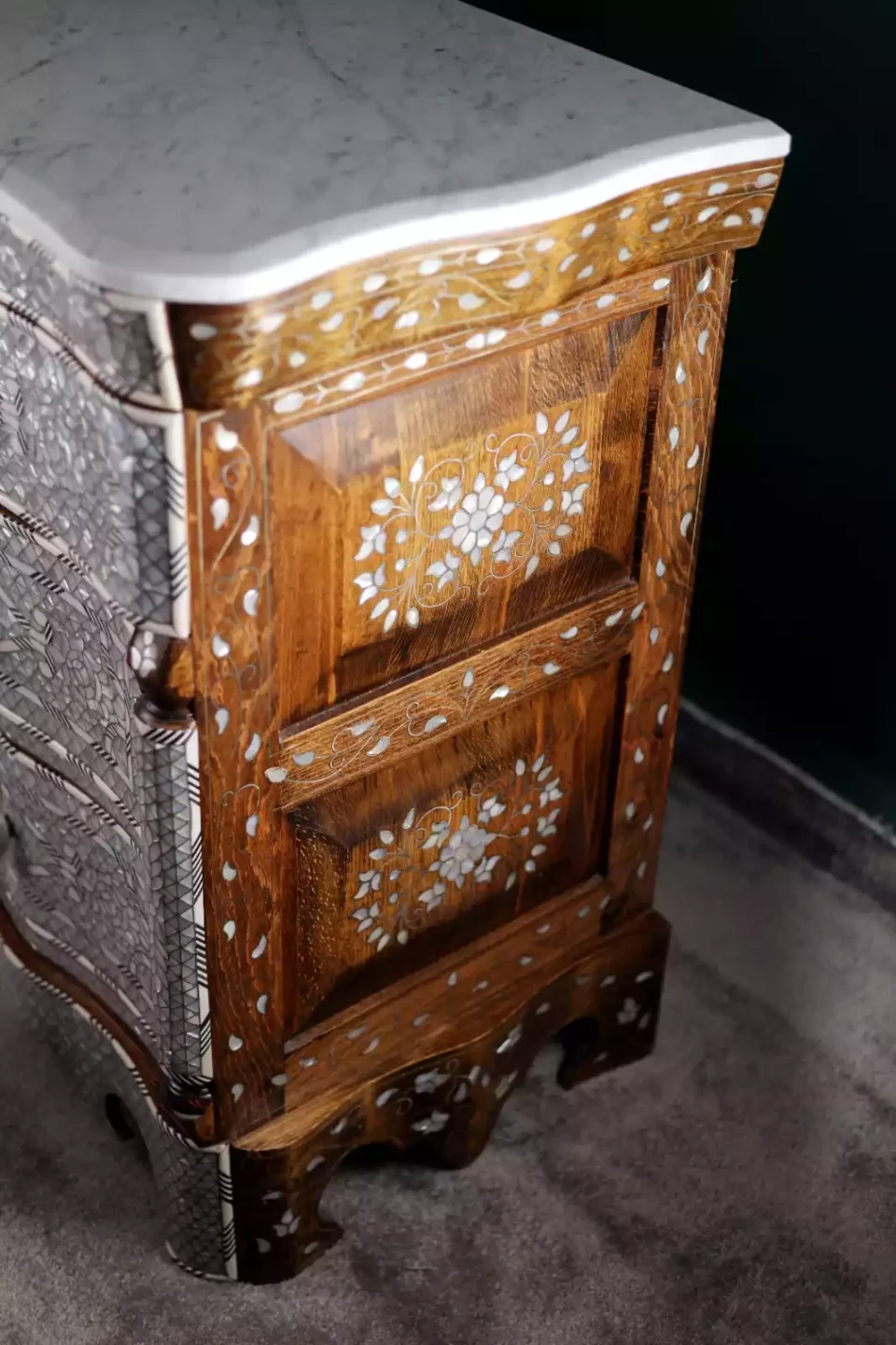 Mirror and console set inlaid with mother-of-pearl from the Taj Collection