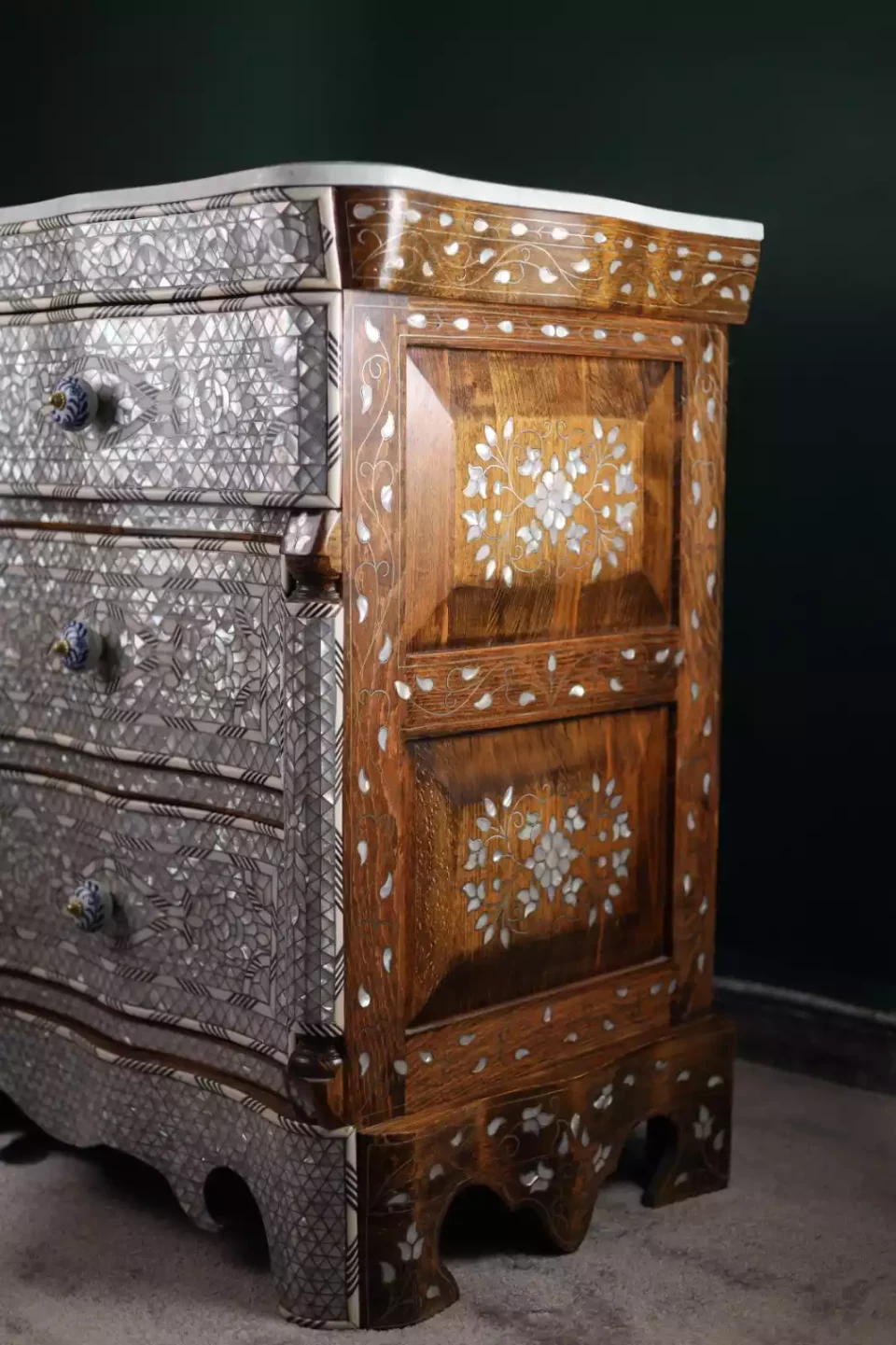 Mirror and console set inlaid with mother-of-pearl from the Taj Collection