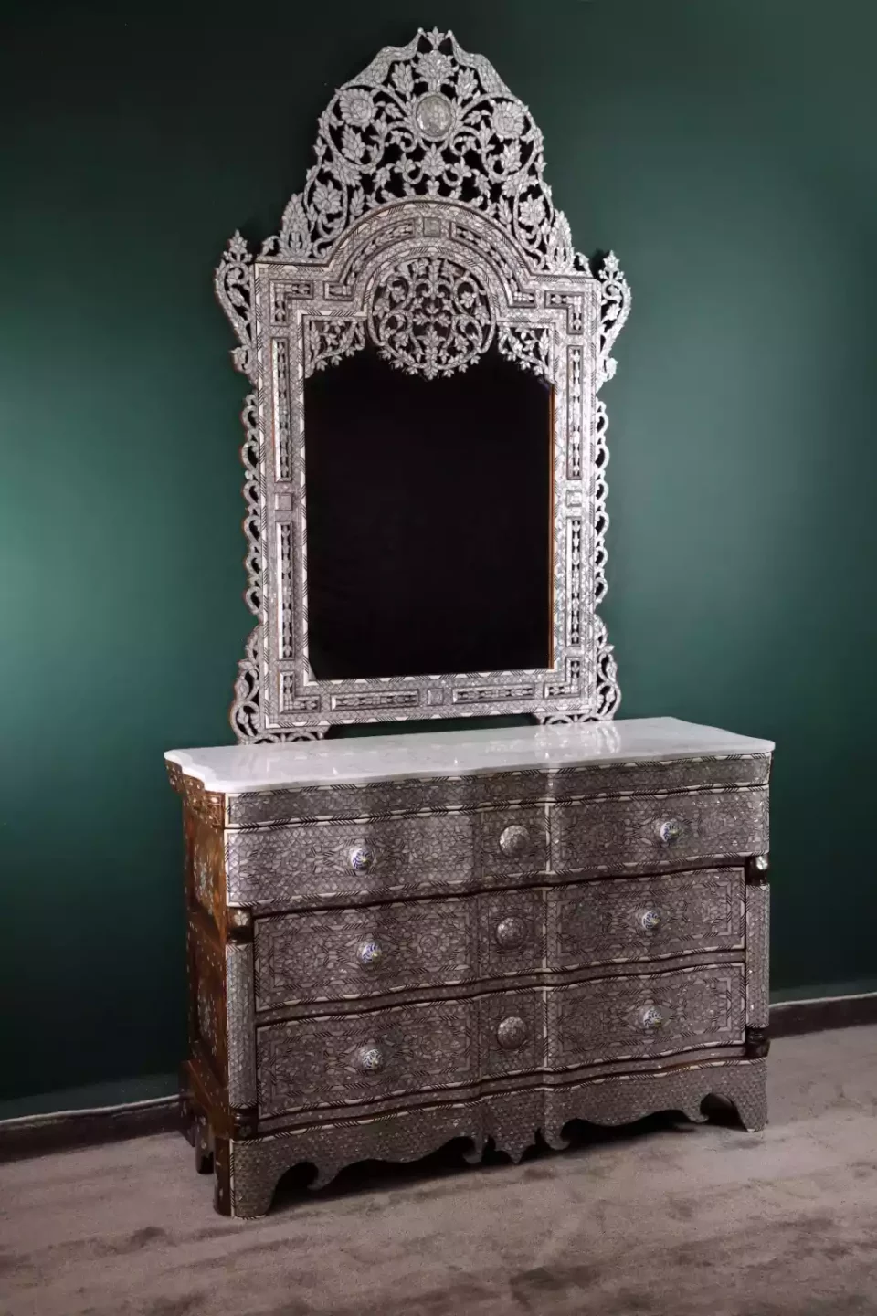Mirror and console set inlaid with mother-of-pearl from the Taj Collection