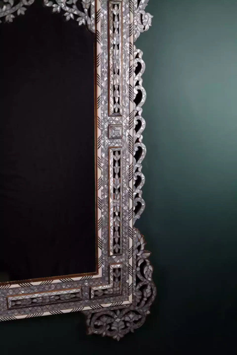 Mirror and console set inlaid with mother-of-pearl from the Taj Collection