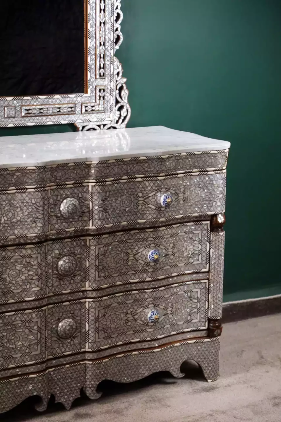 Mirror and console set inlaid with mother-of-pearl from the Taj Collection