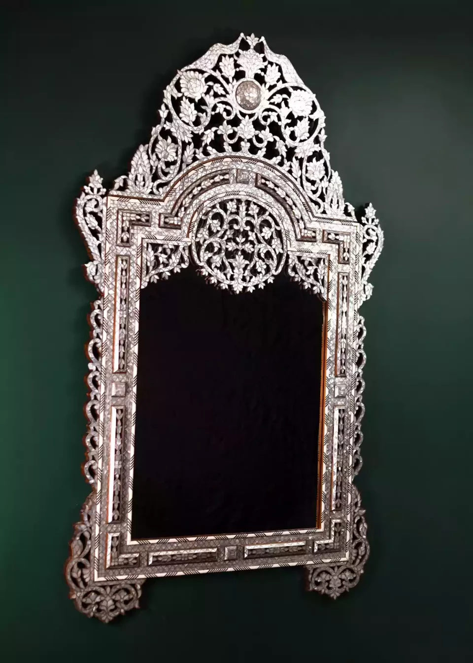 Mirror and console set inlaid with mother-of-pearl from the Taj Collection