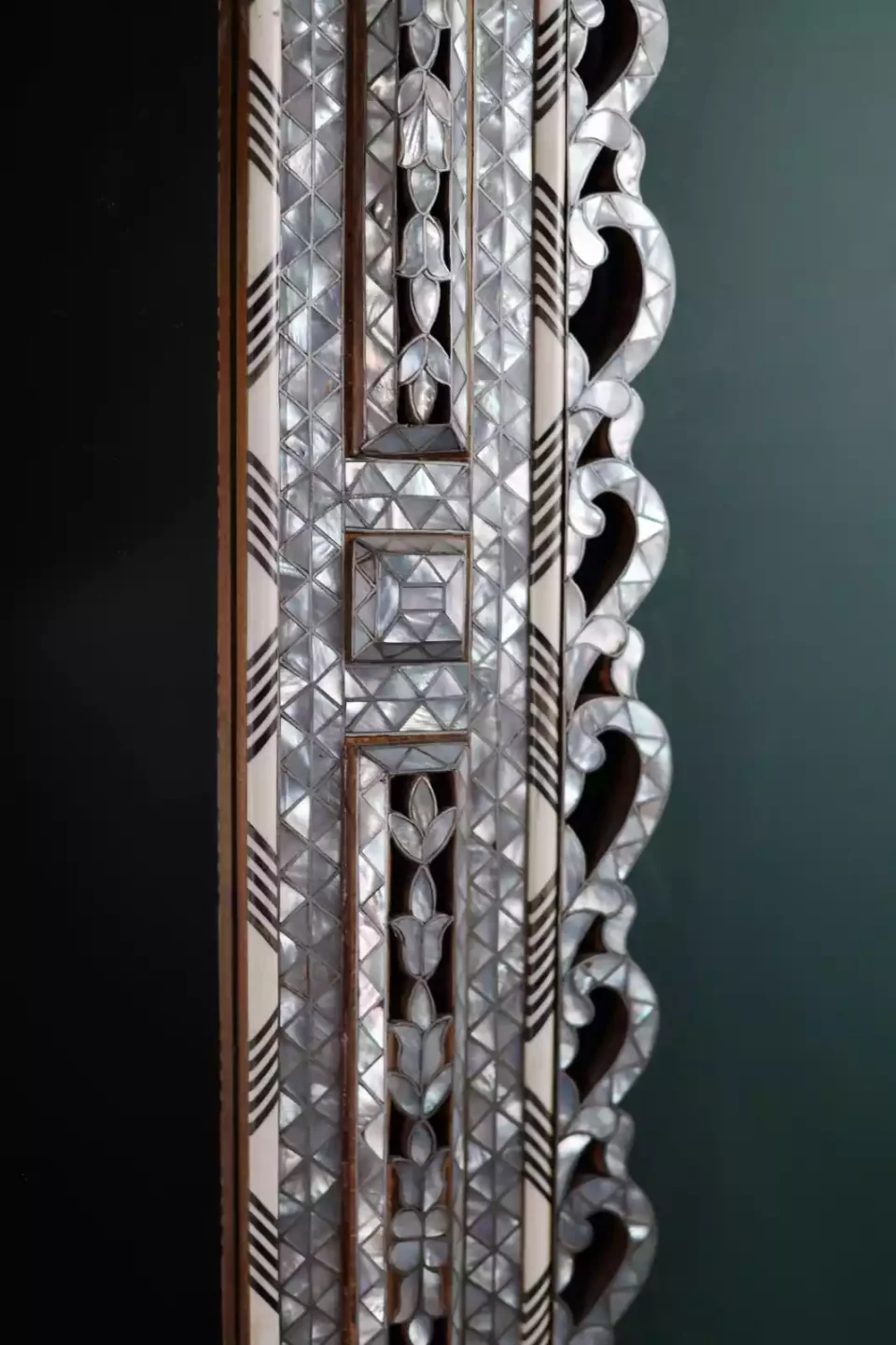 Mirror and console set inlaid with mother-of-pearl from the Taj Collection