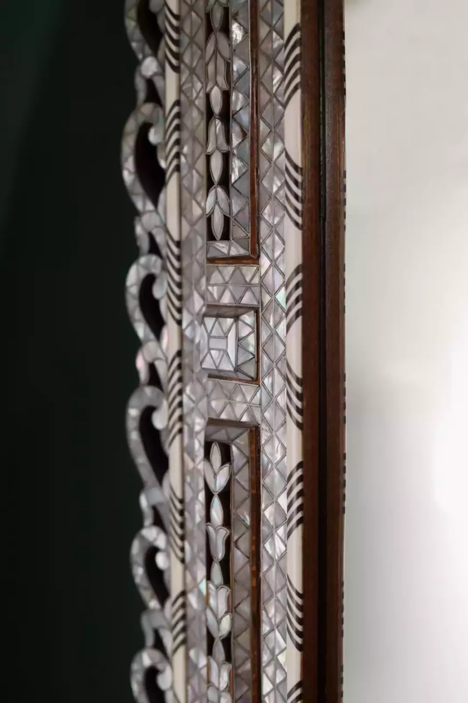 Mirror and console set inlaid with mother-of-pearl from the Taj Collection