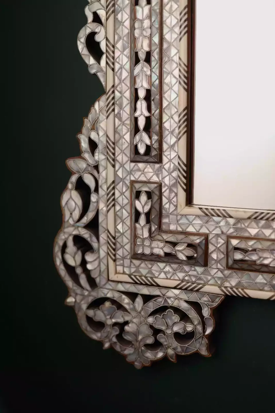 Mirror and console set inlaid with mother-of-pearl from the Taj Collection