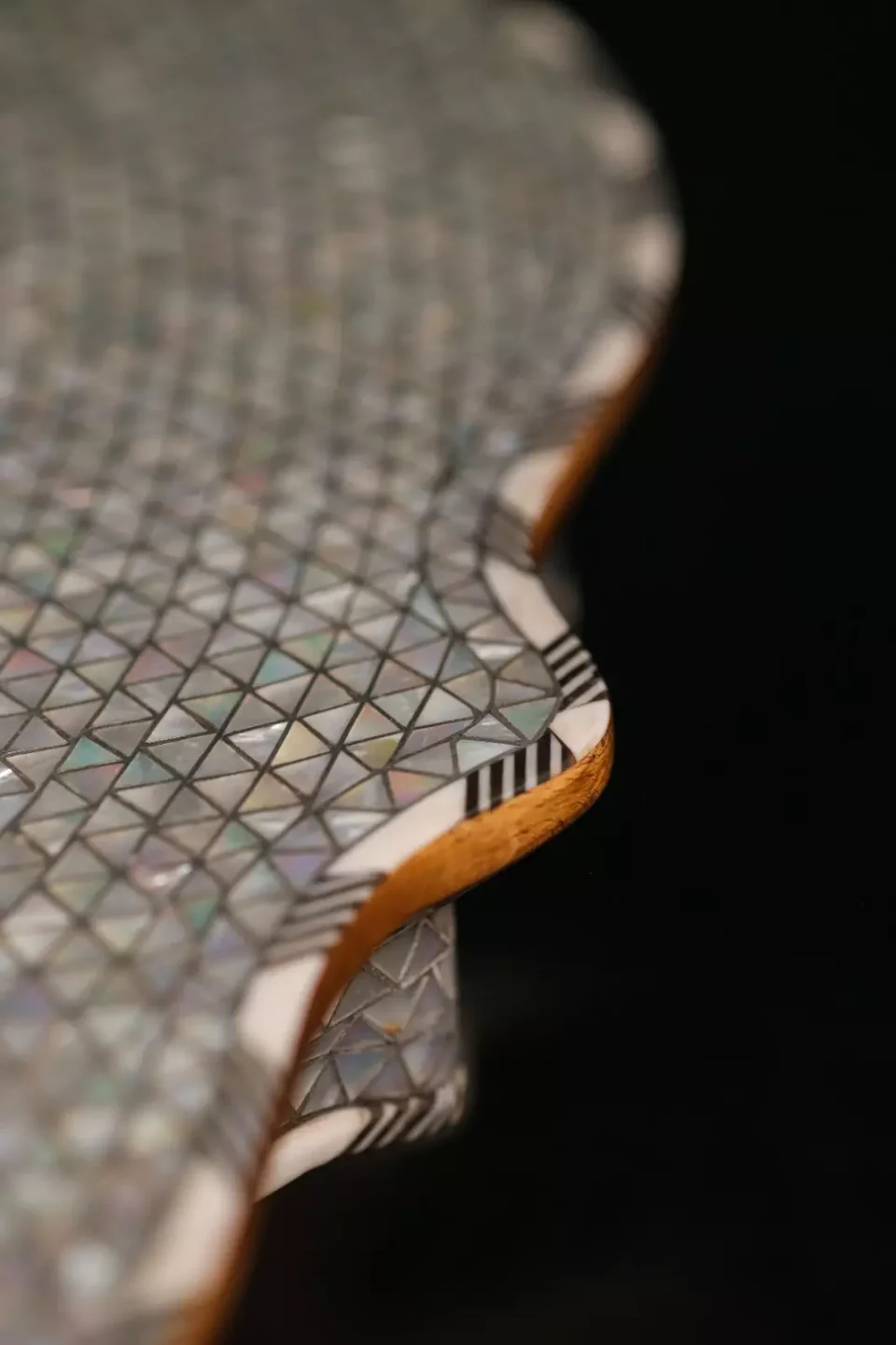 Round table completely inlaid with mother-of-pearl