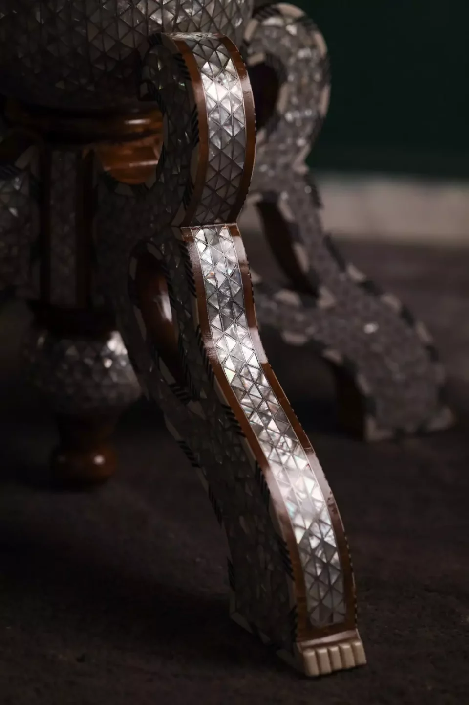 Round table completely inlaid with mother-of-pearl