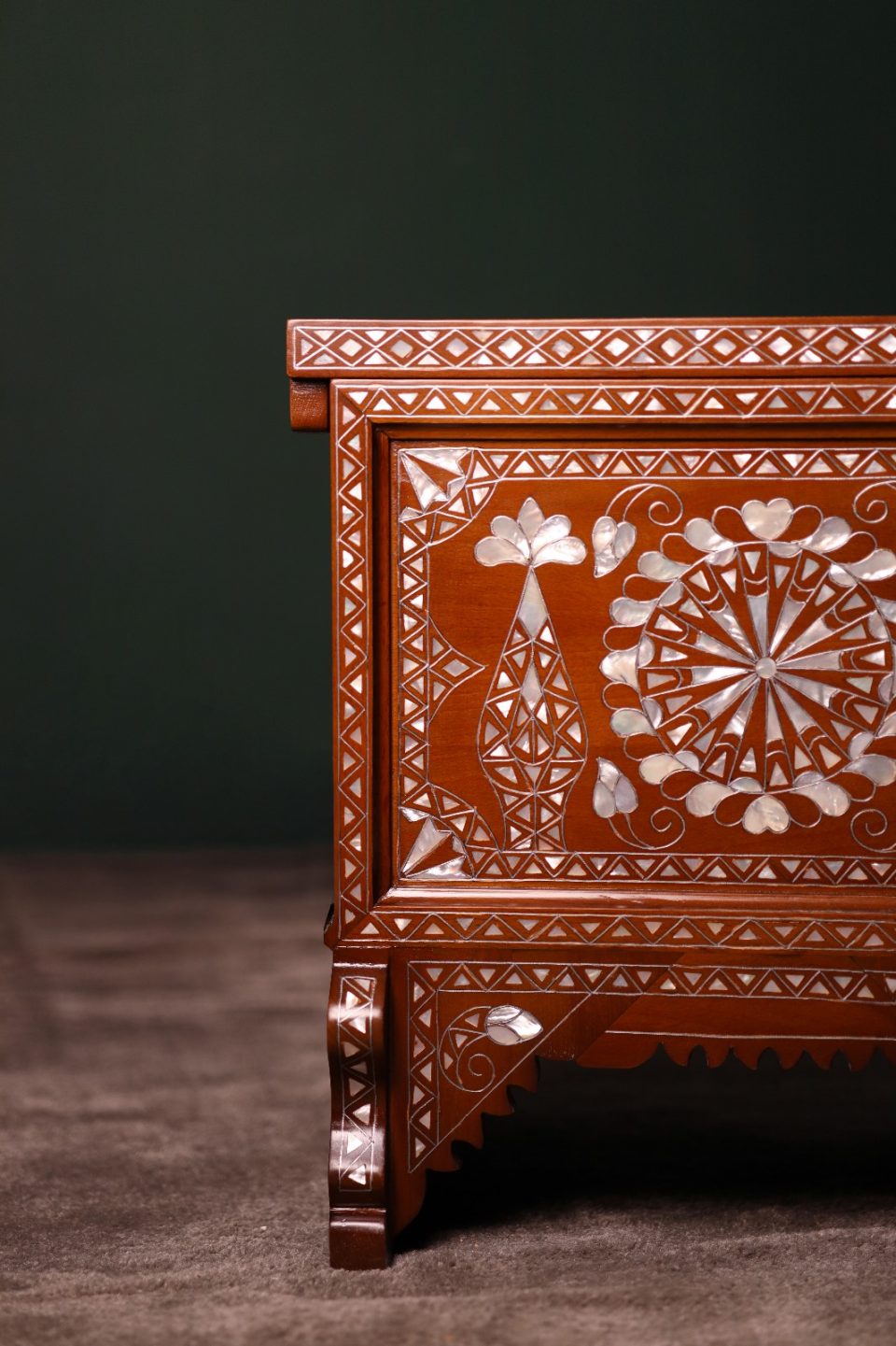 "Kanz" handcrafted box made of walnut wood, inlaid with mother-of-pearl