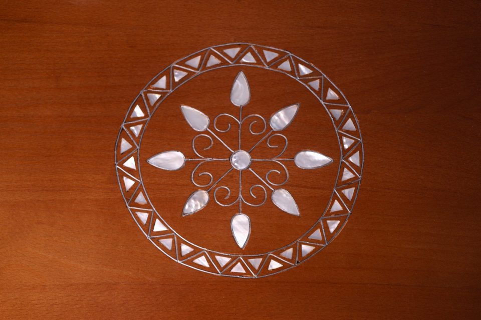 "Kanz" handcrafted box made of walnut wood, inlaid with mother-of-pearl