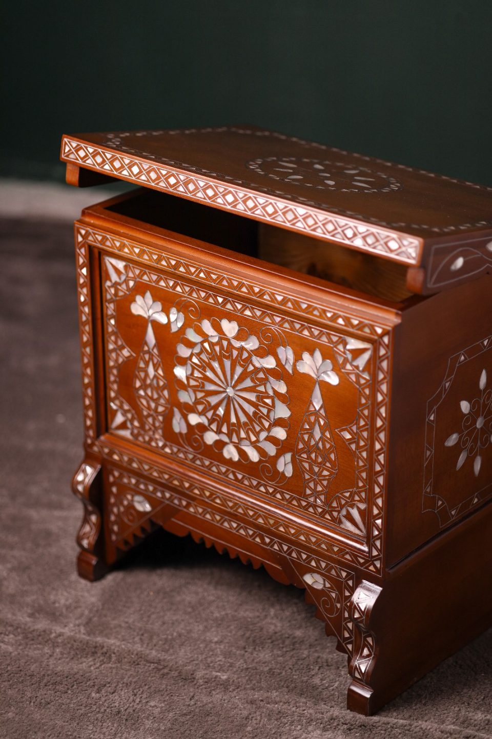 "Kanz" handcrafted box made of walnut wood, inlaid with mother-of-pearl