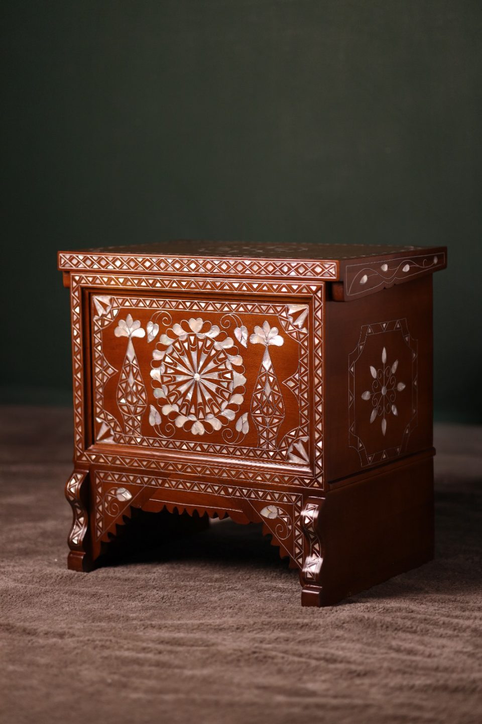 "Kanz" handcrafted box made of walnut wood, inlaid with mother-of-pearl