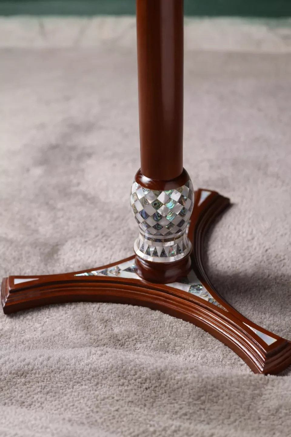 Al‑Ayah Stand – Wooden Platform Inlaid with Natural Mother‑of‑Pearl for Books and Qur’ans