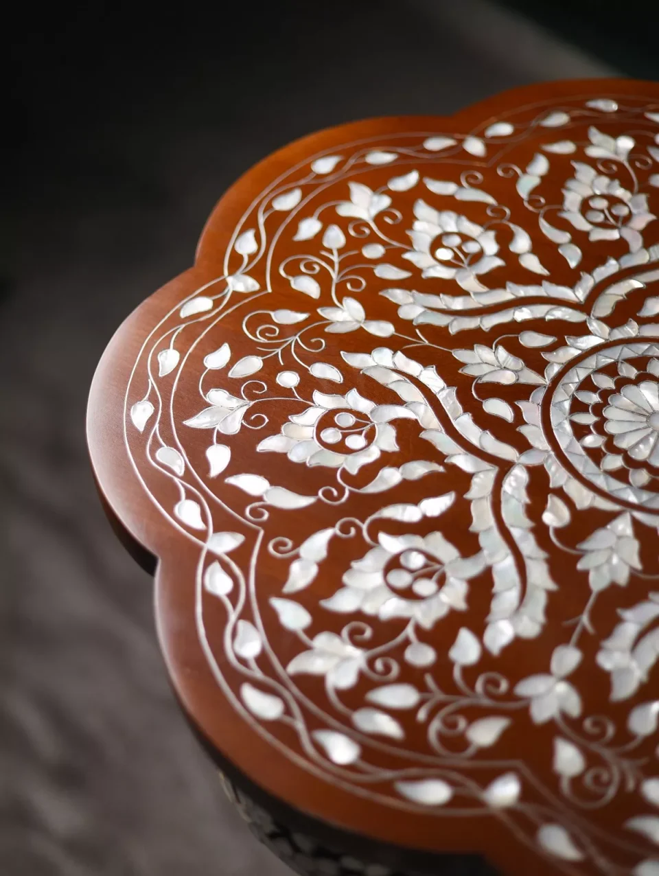 Rahiq Table – A Blossom of Mother‑of‑Pearl on Wood