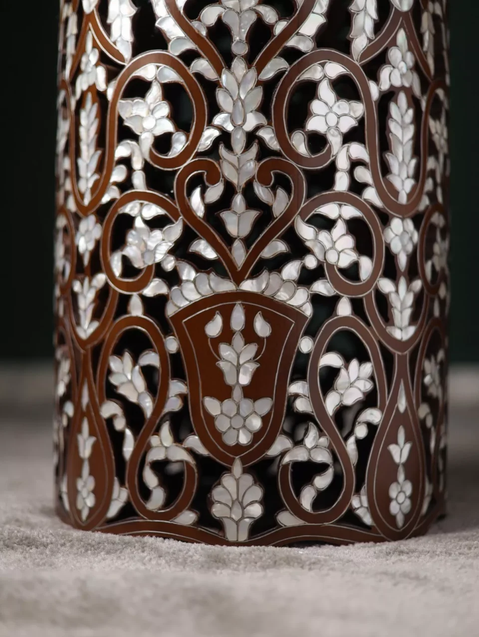 Rahiq Table – A Blossom of Mother‑of‑Pearl on Wood