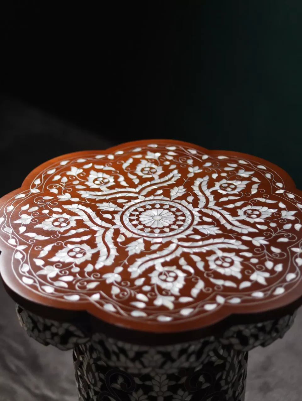 Rahiq Table – A Blossom of Mother‑of‑Pearl on Wood