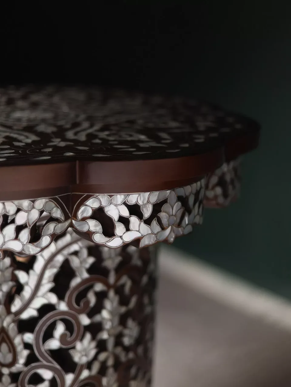 Rahiq Table – A Blossom of Mother‑of‑Pearl on Wood