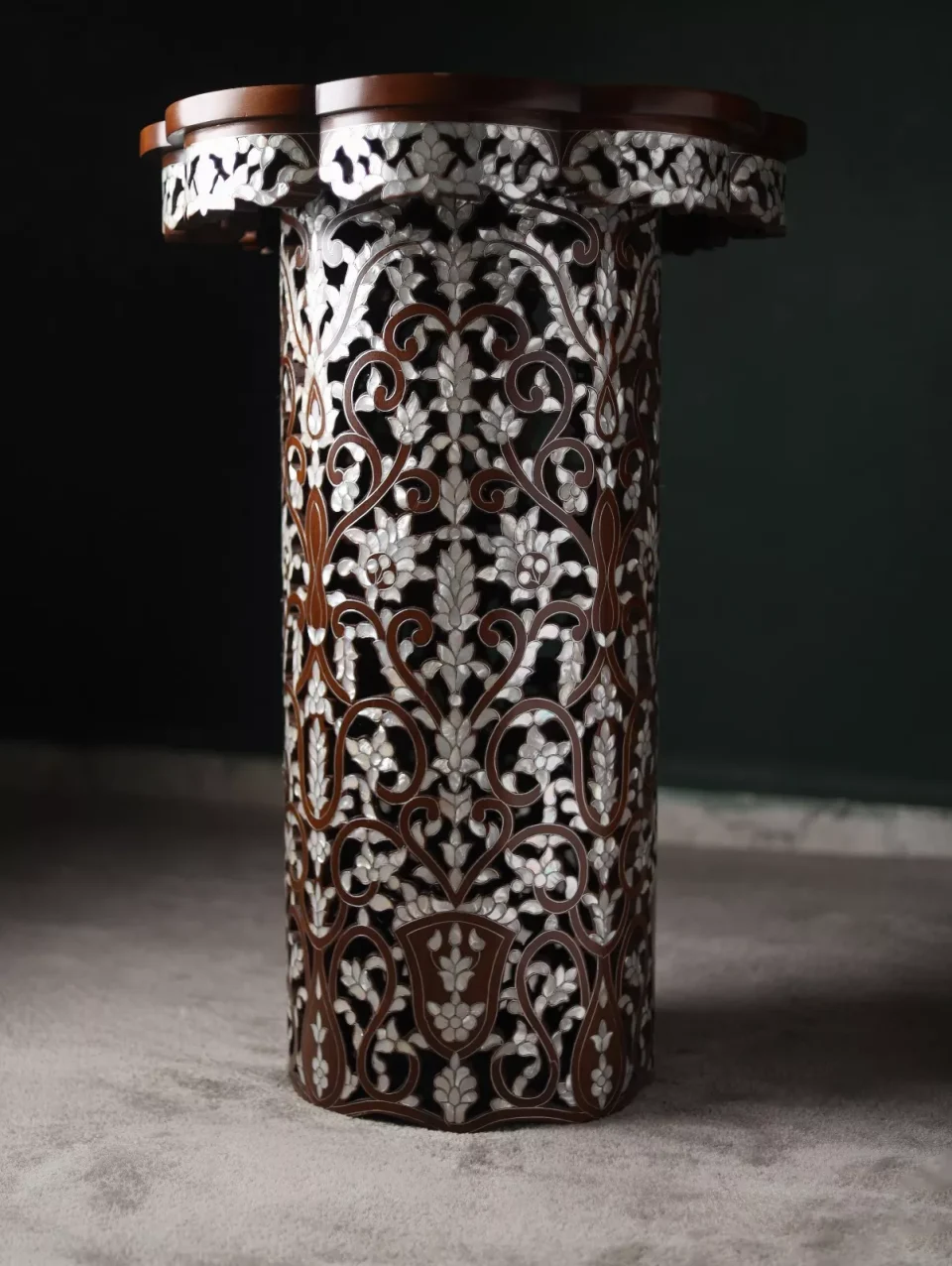 Rahiq Table – A Blossom of Mother‑of‑Pearl on Wood